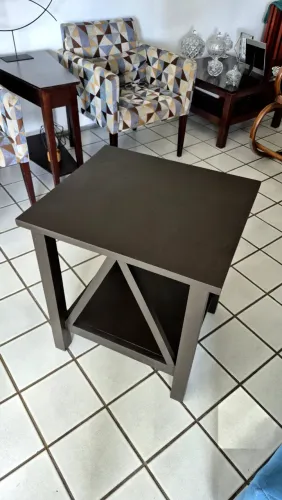 Mesa de cabeceira de madeira maciça 