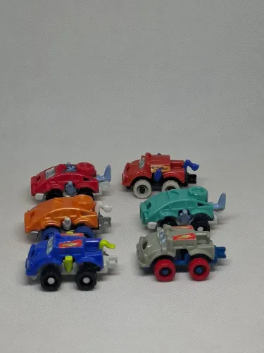 Kinder ovo carrinhos.