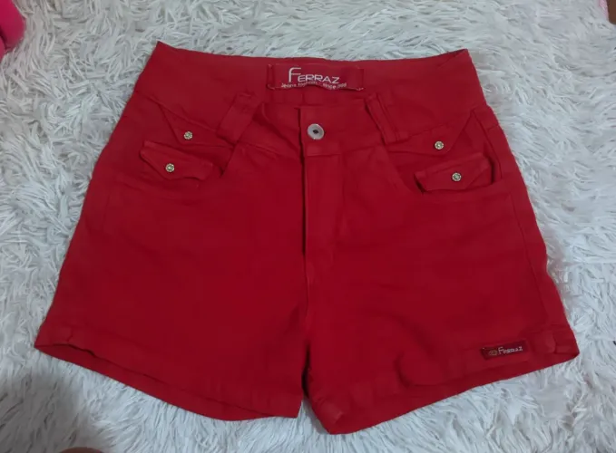 Shorts N36 estão semi novo $15 cada Sou de Queimados mando por moto Uber TB