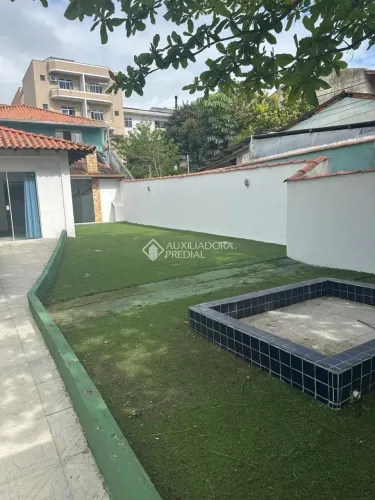 Auxiliadora Predial aluga, casa de 4 dormitorios, no bairro Barreiros - São José