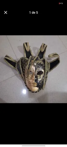 Máscara veneziana antiga original pintada a mão