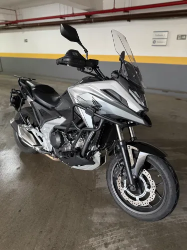 NC750X - Equipada e baixo Km