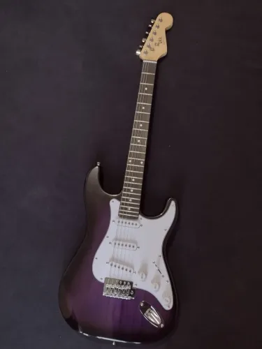 Guitarra Stratocaster Konig Roxa + Pedaleira Cuvave CubeBaby Preta