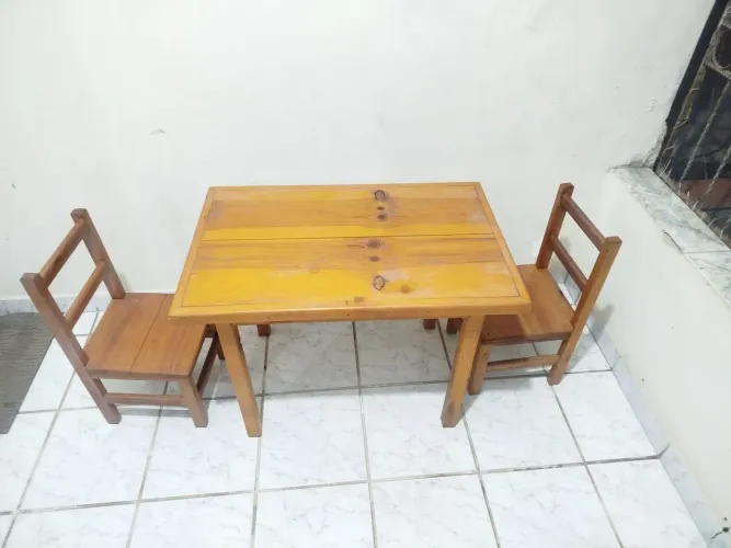 Vende- se mesa com 2 cadeiras infantil 
