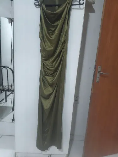 Vestido verde oliva novo usado uma única vez veste super bem tamanho M