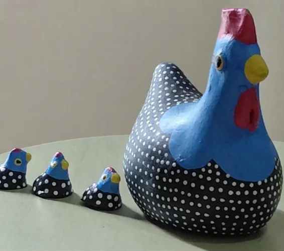 Kit Galinha com Pintinhos em Cerâmica Estilo Poá (Artesanal)