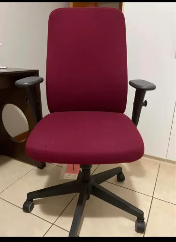 Cadeira de Escritório Ergonômica com Braços e Rodízios - Excelente Estado