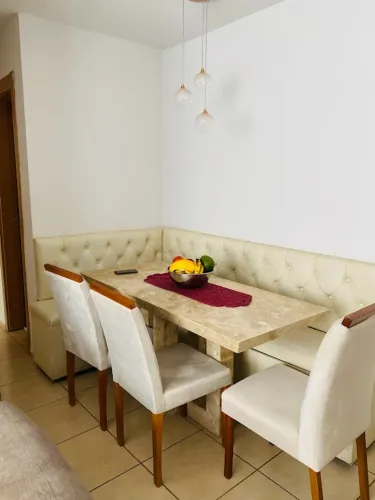 Mesa de mármore Bege Bahia + banco de canto baú + trio de cadeiras