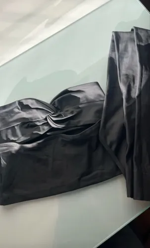 Tube top cinza escuro com mangas separadas