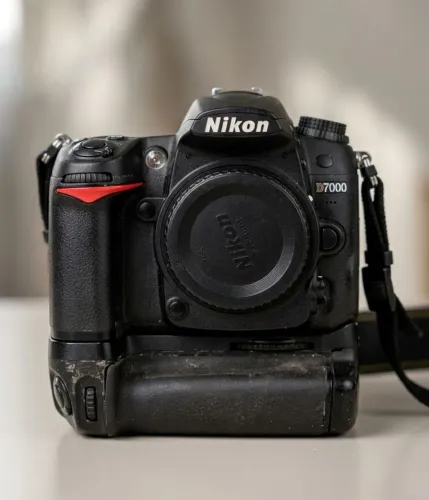 Kit Corpo Nikon D7000 + Battery Grip + SD 32GB + Bolsa Case Logic (Oportunidade)