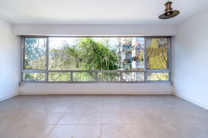 Apartamento amplo em uma da ruas mais desejadas do bairro Moinhos de Vento.