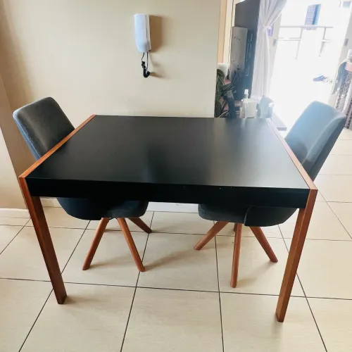 Vendo linda mesa em ótimo estado com duas cadeiras giratórias 