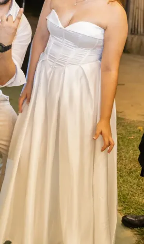 VESTIDO DE NOIVA G DE CETIM AJUSTÁVEL NO CORPO