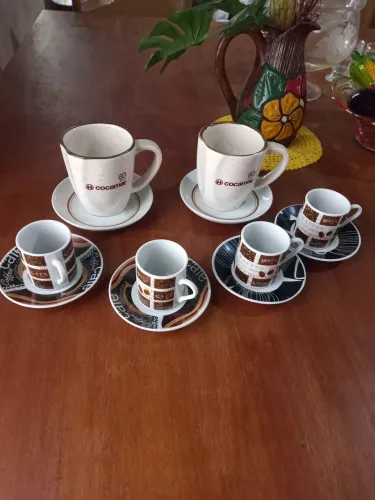 Conjunto de 4 xicaras de cafe em porcelana e 2 canecas em porcelana oxford