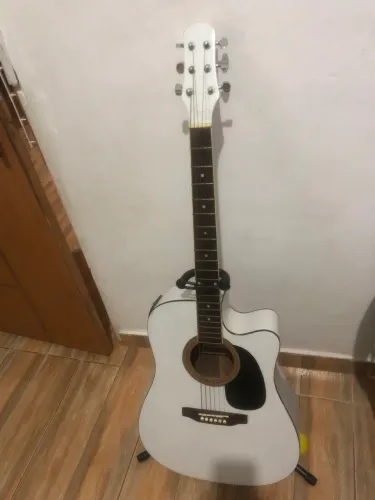 Vendo Violão Branco Elétrico Aceito proposta