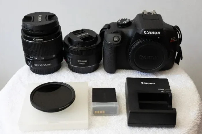Kit Canon EOS Rebel T100 + Lentes EF-S 18-55mm f/3.5-5.6 III e EF 50mm f/1.8 STM