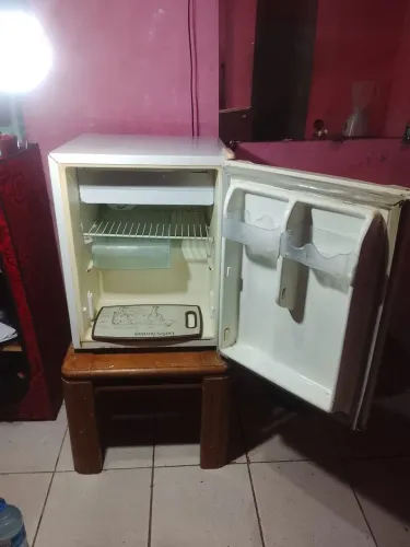 Geladeira pequena semi nova congelador bom gela muito mesmo valor 350 n: *31 zap
