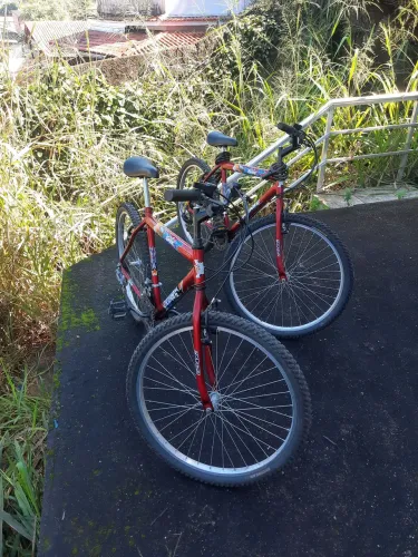 Vendo duas bicicletas marca ciclare aro 26 18 marchas cor vinho semi novas