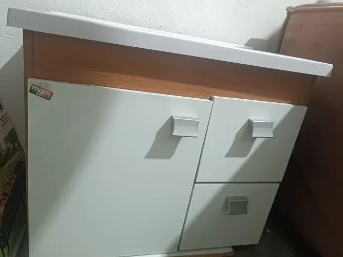 Armário de banheiro com pia