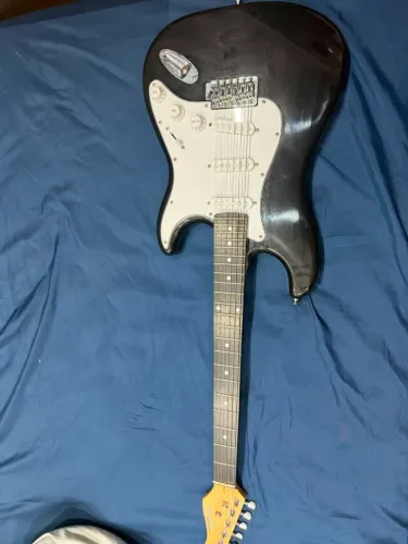 Guitarra estratocaster preta
