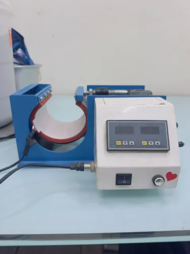 Máquina de estampar canecas