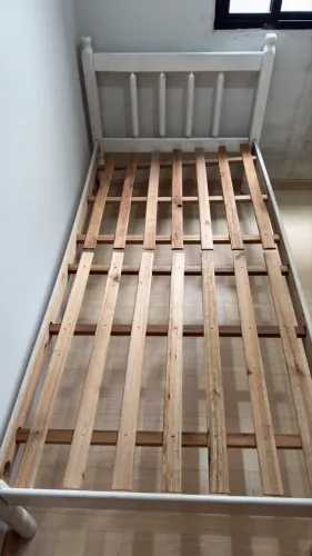 Cama solteiro de madeira