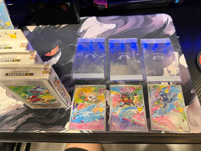 Kit Expositor 30 anos Pokémon + 3 iniciais (Inglês) 
