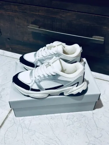 Tênis casual feminino tamanho 36 na cor branco com preto