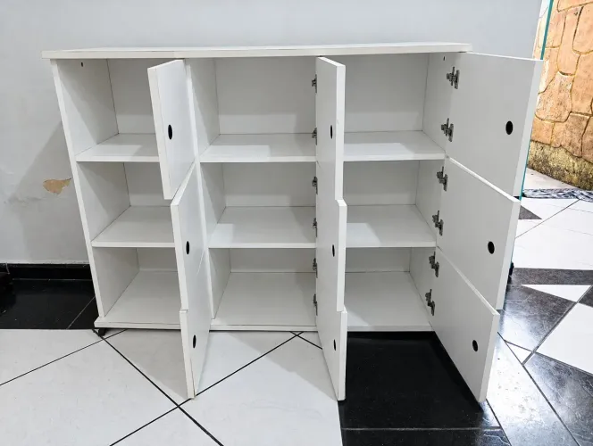 Cômoda com várias portas