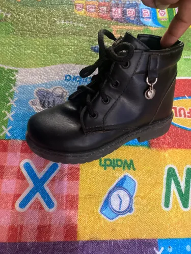 Bota infantil pouco usada TAM 26