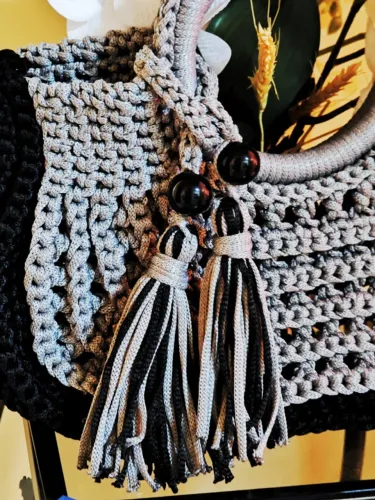 Bolsa de mão de crochê com tassel, tamanho 38x25 cm. Produto NOVO.