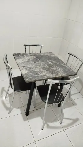 Vende-se mesa com cadeira