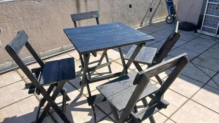 Mesa madeira c/ 4 cadeira dobrável, usado em bom estado $ 350 retirar no local