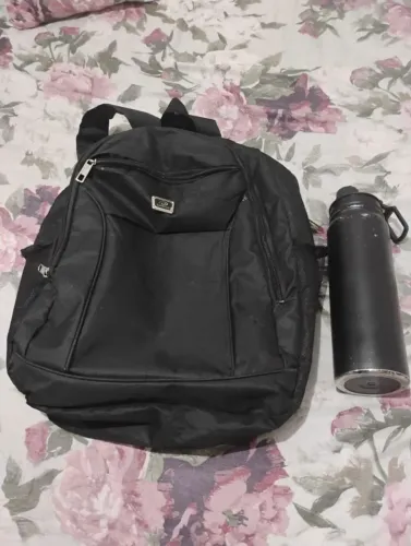 VENDO UMA MOCHILA COM UMA GARRAFA DE 800 ML