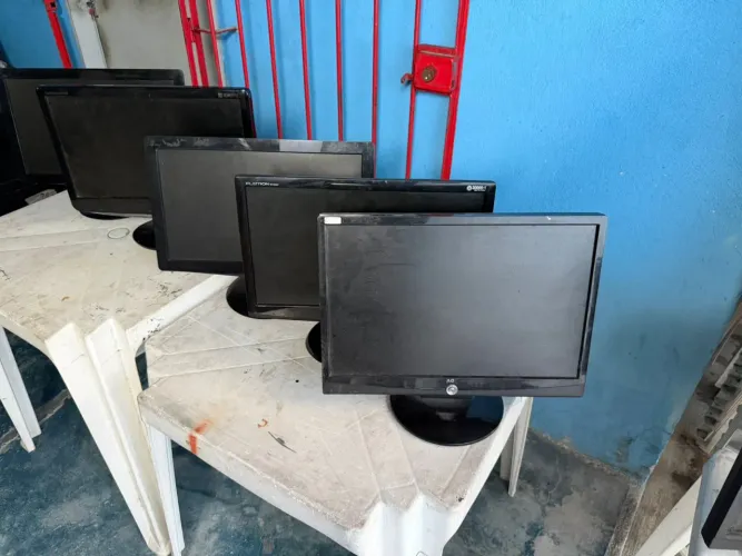 Monitores 17 e 19 polegadas