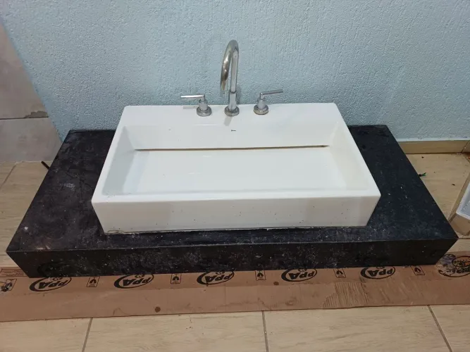 Cuba/lavabo/pia Deca grande acompanha torneira e base de mármore 700,00