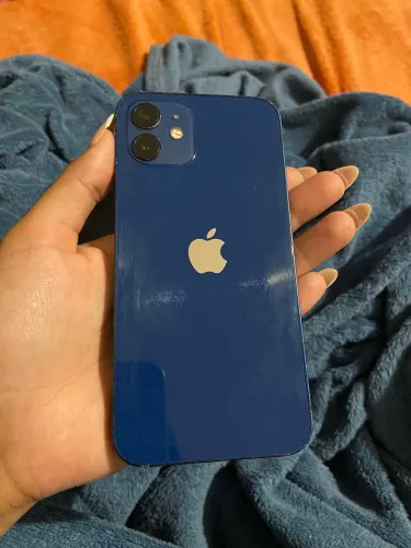 iPhone 12 64 barato detalhe simples 