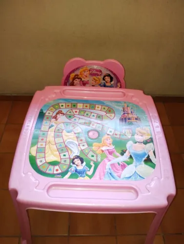 Linda mesinha infantil das Princesas da Disney, perfeita para sua filha/neta! Leiam todo.