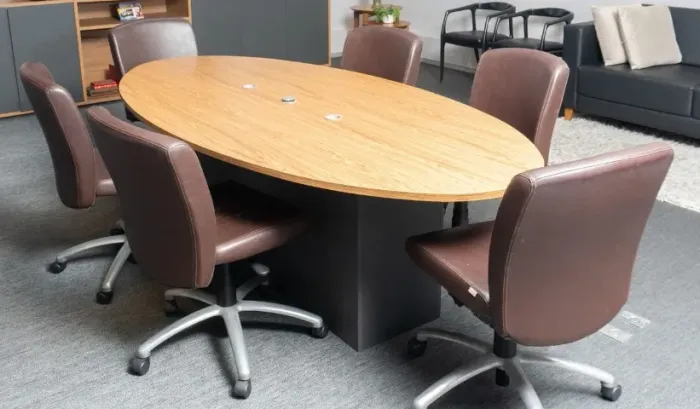 Mesa de reunião oval + 4 cadeiras executivas de couro