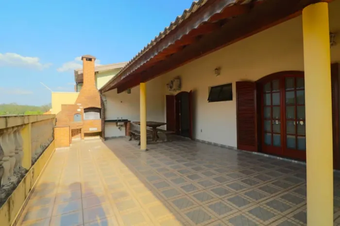Casa residencial à venda no Parque Centenário com 340 m² e 4 dormitórios/quartos.