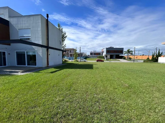 Terreno à venda no Alphaville, Laranjal - com 415 m² de área total e fundo lago em condomí
