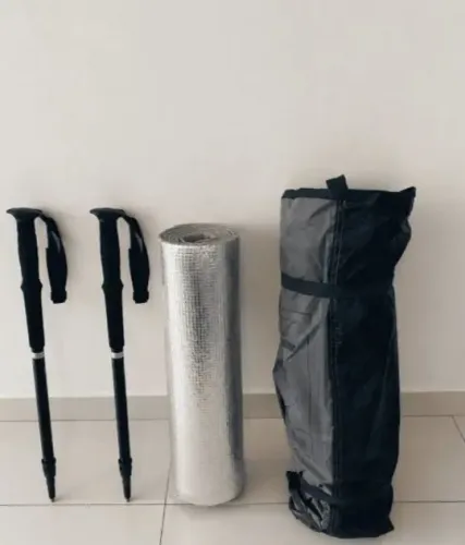 Barraca Quechua MH100 2 Pessoas + Par de Bastões Quechua + Isolante Quechua