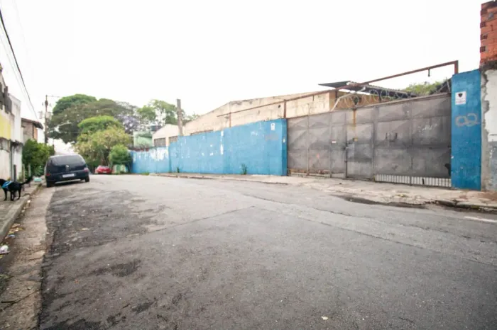 Galpão na Rua Eulo Maroni, 2 - C 650 m²