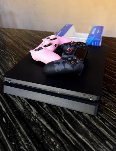 PS4 Slim + 2 Controles Originais + Cabos + capinhas e capinha do analógico