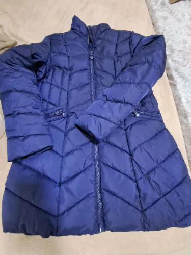 Jaqueta parka forrada peluciada com touca