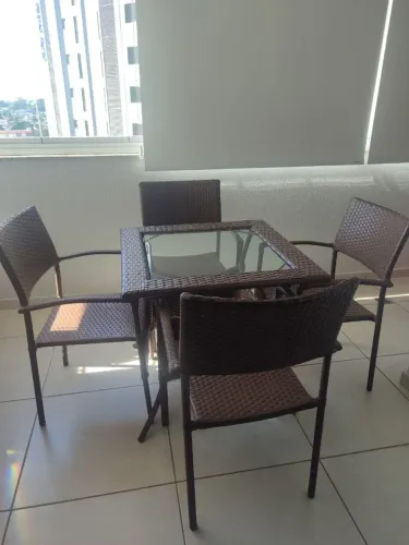 Conjunto de mesa com 4 cadeiras seminovas