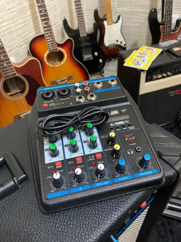 Mesa de som 4 canais Mixing Console 