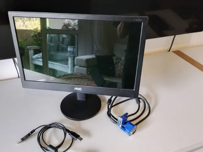 Monitor LED AOC 15.6" E1670Swu Conexão VGA/Alimentação USB