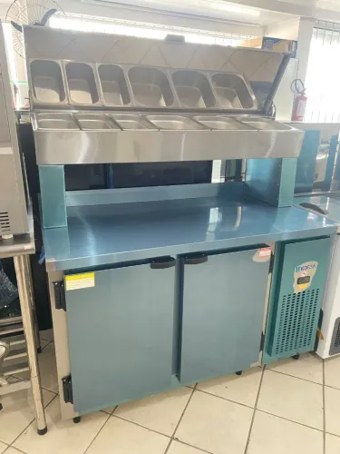 NZ. Balcão de serviço refrigerado condimentadora inox 1,35m com tampa KOFISA 