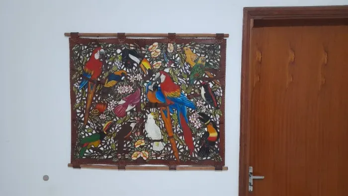 LINDO QUADRO DE PAREDE ENTALHADO EM COURO